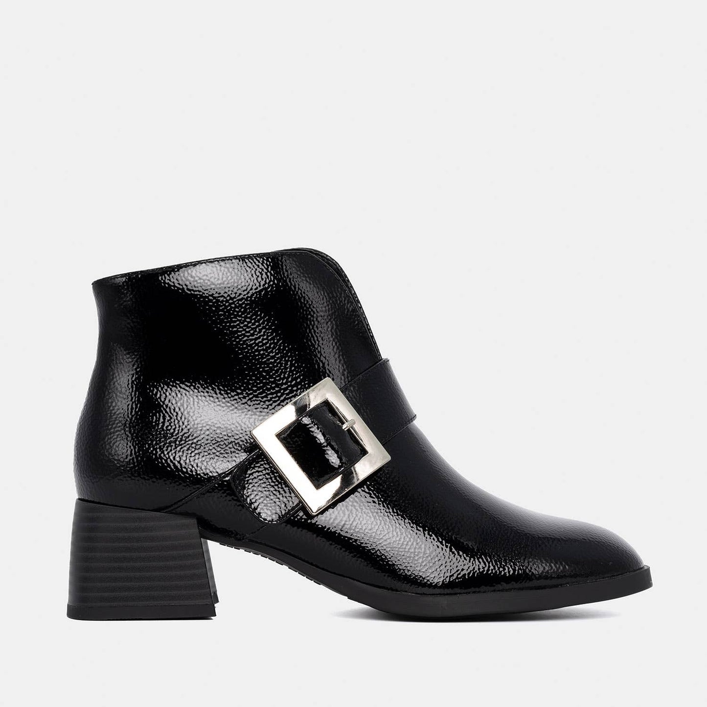 Shiny leather ankle boot with block heel, 1.7 inches high. Chain detail on the side and zip closure.